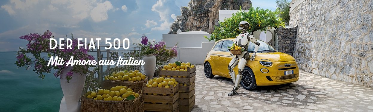 Ein gelber Fiat 500 ist auf einer Steinterrasse mit Blick aufs Meer geparkt. In der Nähe sind Kisten mit Zitronen und blühenden Pflanzen aufgestellt. Ein humanoider Roboter steht neben dem Auto. Auf der linken Seite ist ein Text in deutscher Sprache zu lesen.