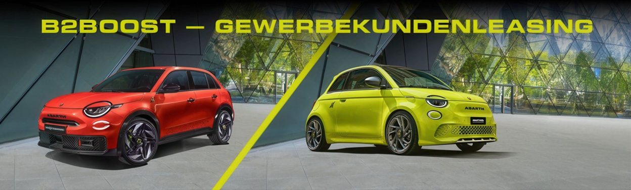 Zwei Abarth-Autos sind nebeneinander geparkt, ein roter Geländewagen auf der linken Seite und ein gelber Kleinwagen auf der rechten Seite, mit der Aufschrift "B2BOOST - GEWERBEKUNDENLEASING" in gelber Schrift über ihnen.