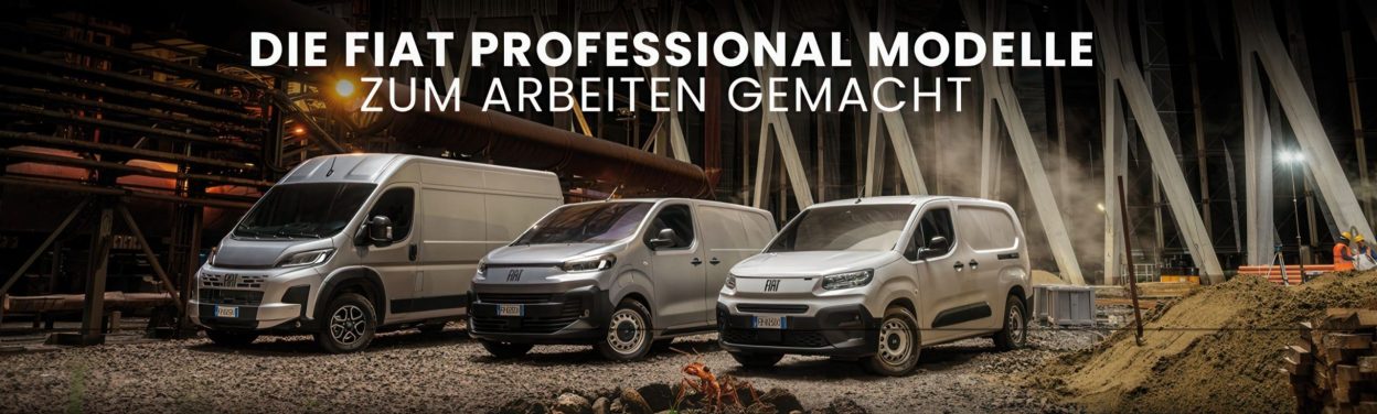 Drei silber-weiße Fiat Professional-Kleintransporter sind nebeneinander auf einer Baustelle in der Abenddämmerung geparkt, mit einer Stahlkonstruktion und Industrieanlagen im Hintergrund. Über den Fahrzeugen ist ein großer deutscher Text zu lesen.