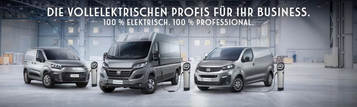 In einer geräumigen, modernen Lagerhalle sind drei Elektro-Lieferwagen geparkt, die jeweils an eine Ladestation angeschlossen sind. Ein Text auf Deutsch wirbt für vollelektrische Fahrzeuge für den geschäftlichen Einsatz.